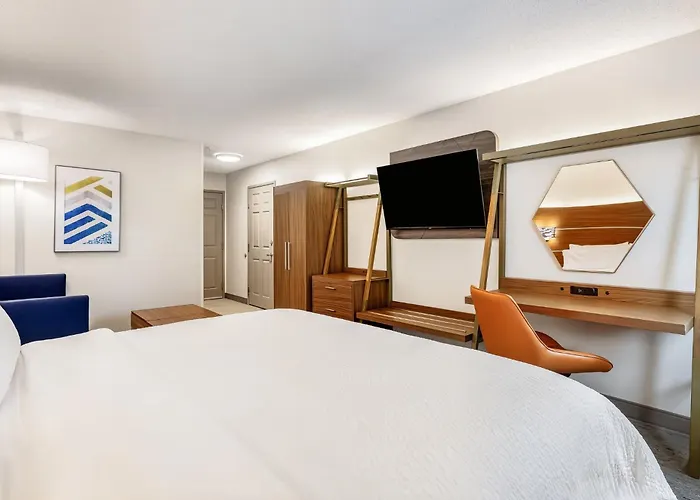 Holiday Inn Express & Suites Minneapolis - West End By Ihg